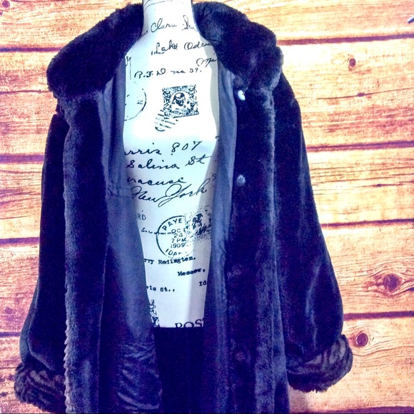 1960s oversized faux fur coat - Picture 2 of 10